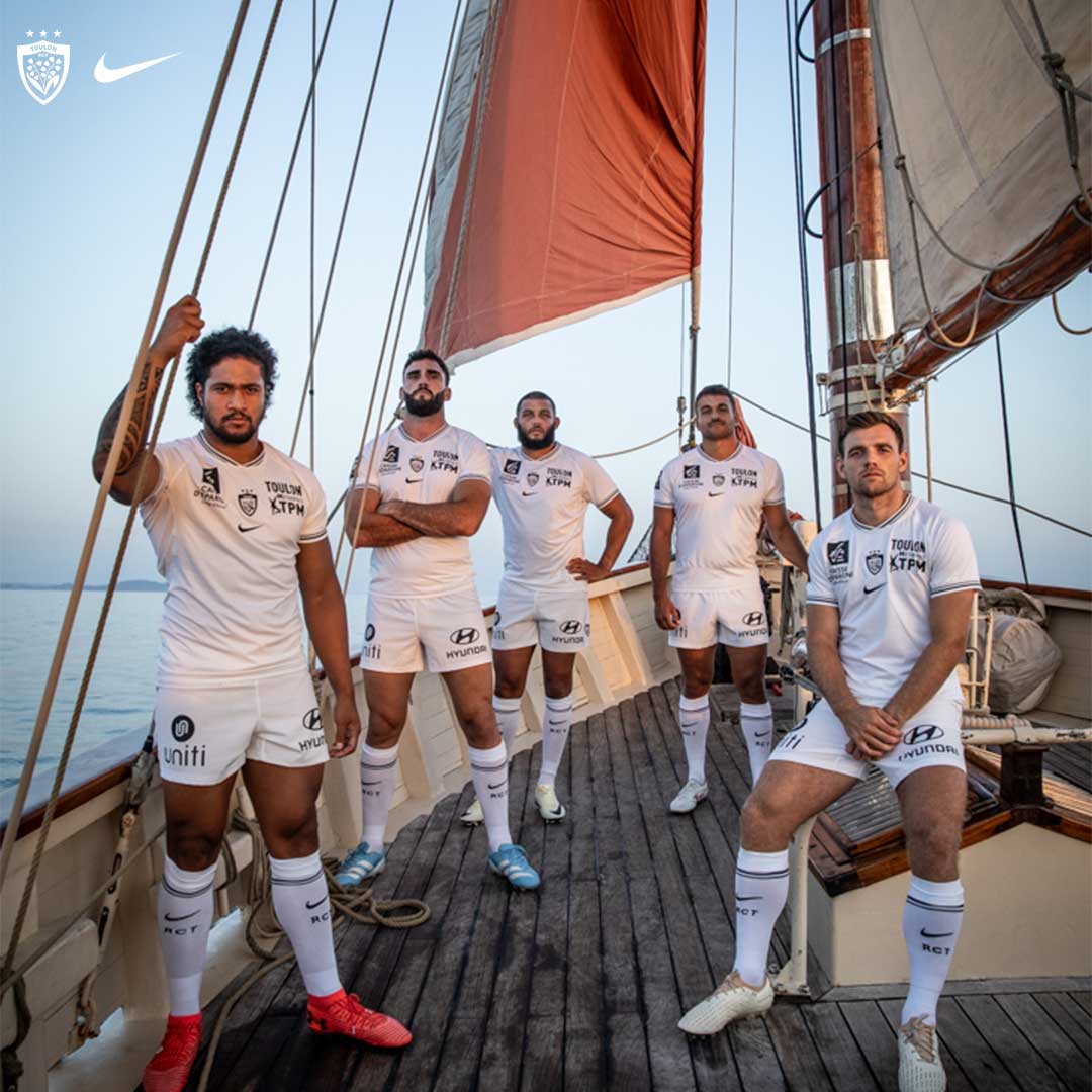 5 joueurs du RCT sur un voilier.